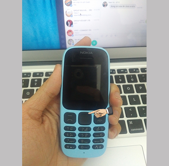 Ấn giữ phím lên hoặc nhấp 2 lần phím lên để bật đèn pin.